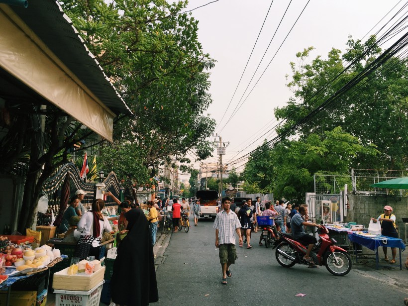 The happenings of my temporary Bangkok neighborhood. 